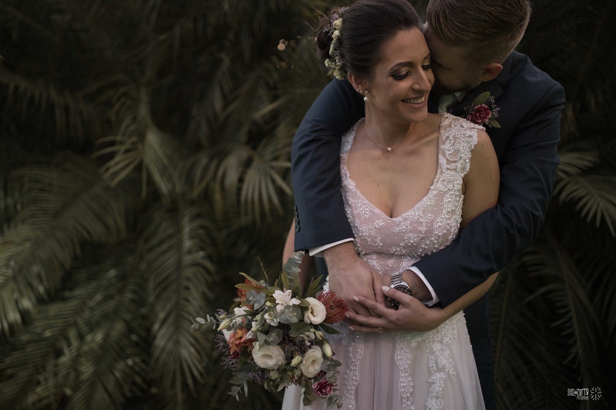 casamento ao ar livre sitio da figueira com luzinhas de dia fotografo de casamento porto alegre RS organizacao welove decoracao tais puntel vestido da noiva atelie sandra ferraz sal da terra fotografia amora flores 