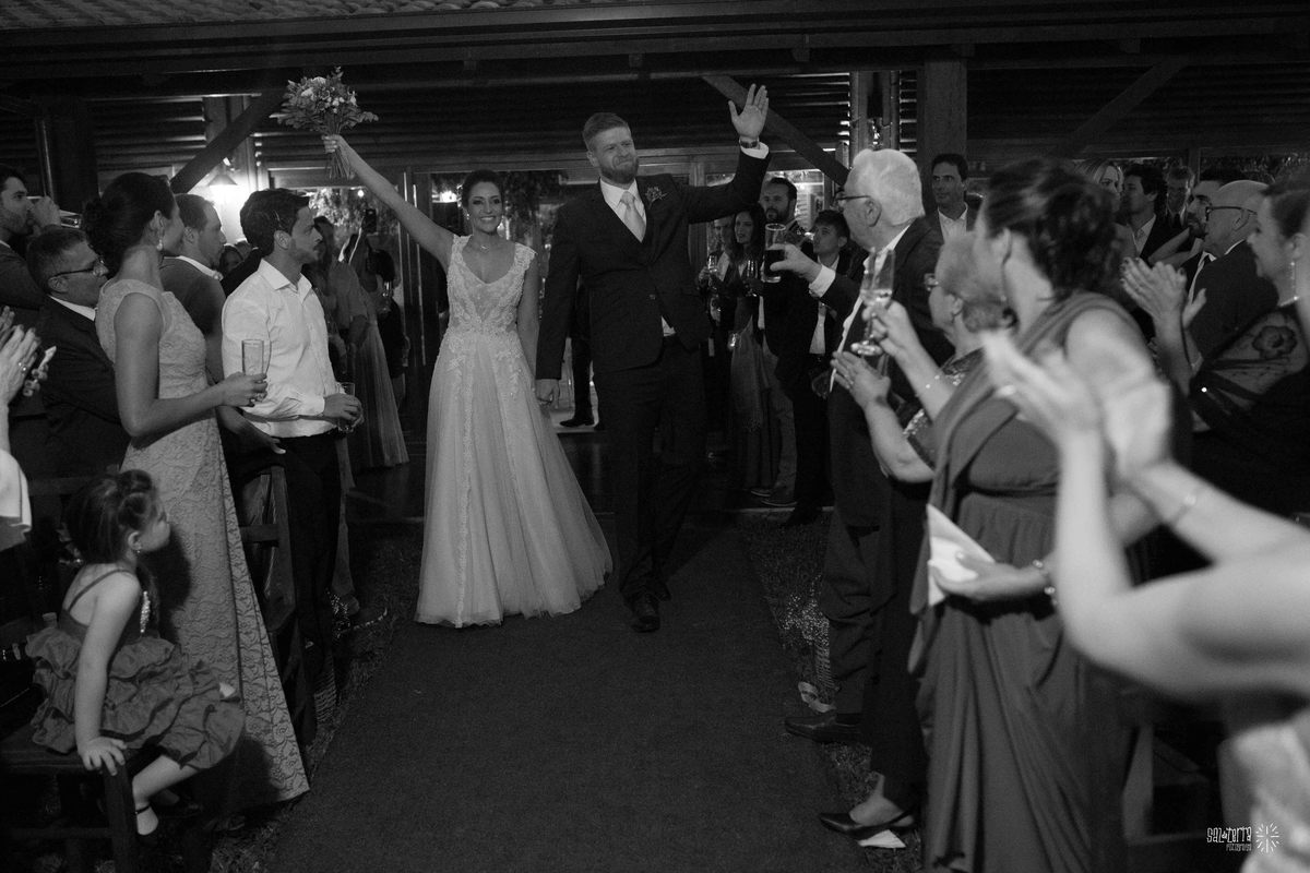 casamento ao ar livre sitio da figueira com luzinhas de dia fotografo de casamento porto alegre RS organizacao welove decoracao tais puntel vestido da noiva atelie sandra ferraz sal da terra fotografia amora flores 