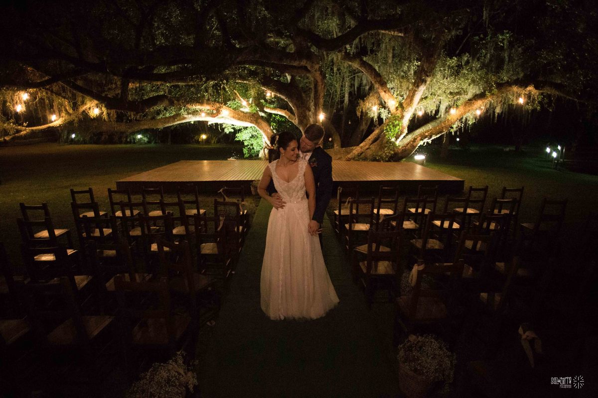 casamento ao ar livre sitio da figueira com luzinhas de dia fotografo de casamento porto alegre RS organizacao welove decoracao tais puntel vestido da noiva atelie sandra ferraz sal da terra fotografia amora flores 