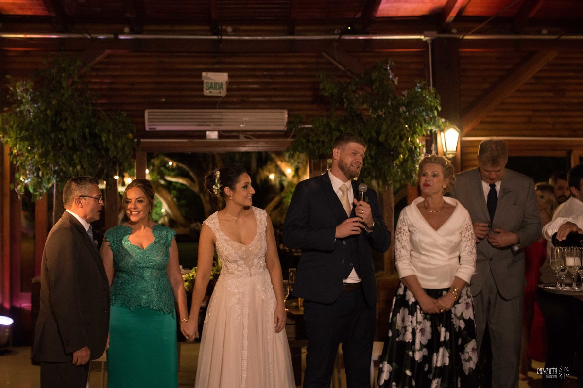 casamento ao ar livre sitio da figueira com luzinhas de dia fotografo de casamento porto alegre RS organizacao welove decoracao tais puntel vestido da noiva atelie sandra ferraz sal da terra fotografia amora flores 
