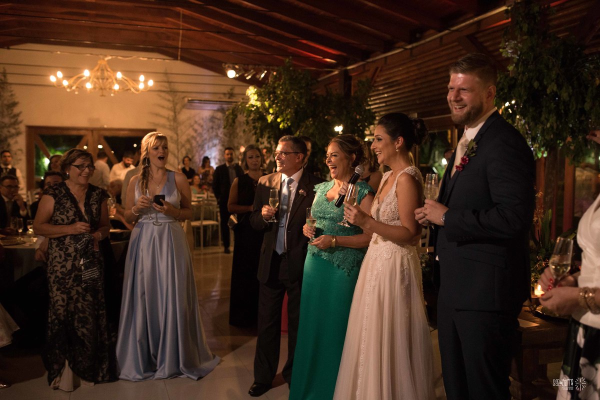 casamento ao ar livre sitio da figueira com luzinhas de dia fotografo de casamento porto alegre RS organizacao welove decoracao tais puntel vestido da noiva atelie sandra ferraz sal da terra fotografia amora flores 
