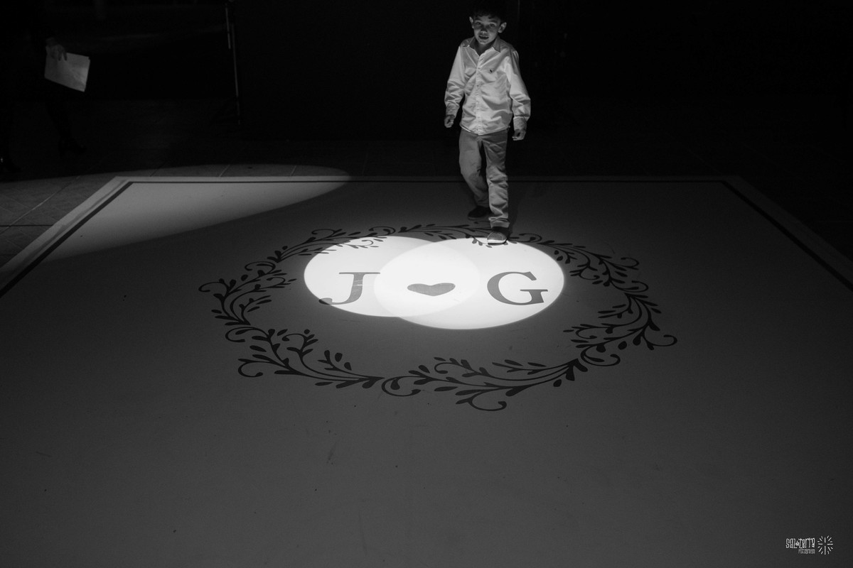 casamento ao ar livre sitio da figueira com luzinhas de dia fotografo de casamento porto alegre RS organizacao welove decoracao tais puntel vestido da noiva atelie sandra ferraz sal da terra fotografia amora flores 