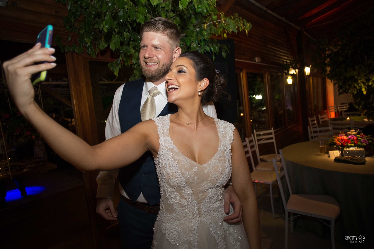 casamento ao ar livre sitio da figueira com luzinhas de dia fotografo de casamento porto alegre RS organizacao welove decoracao tais puntel vestido da noiva atelie sandra ferraz sal da terra fotografia amora flores 