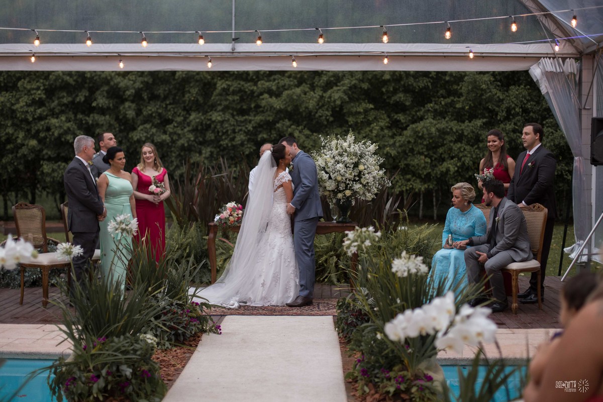 casamento ao ar livre villa antonietta sem padra cadeiras sortidas decoraçao bruna franzem fotografo de casamento porto alegre rs vestido noiva atelie ammor plano b com luzinhas e toldo