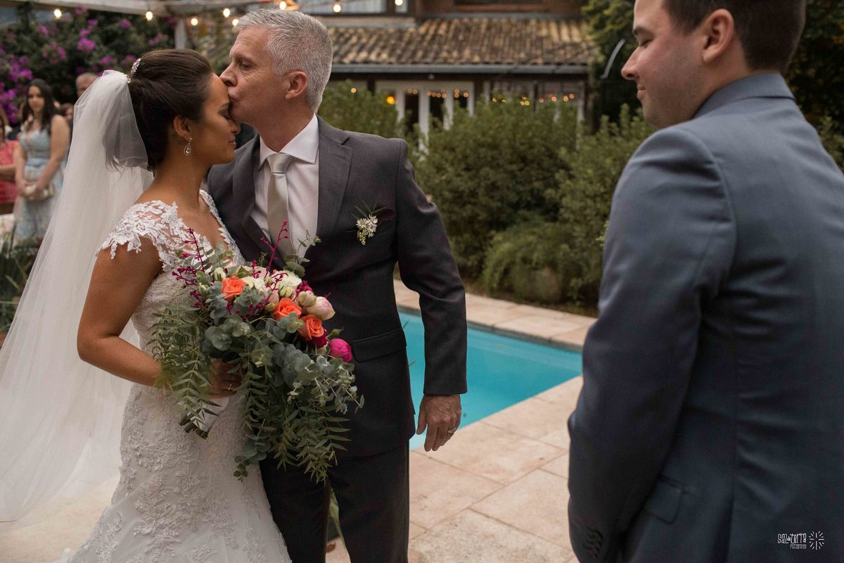 casamento ao ar livre villa antonietta sem padra cadeiras sortidas decoraçao bruna franzem fotografo de casamento porto alegre rs vestido noiva atelie ammor plano b com luzinhas e toldo