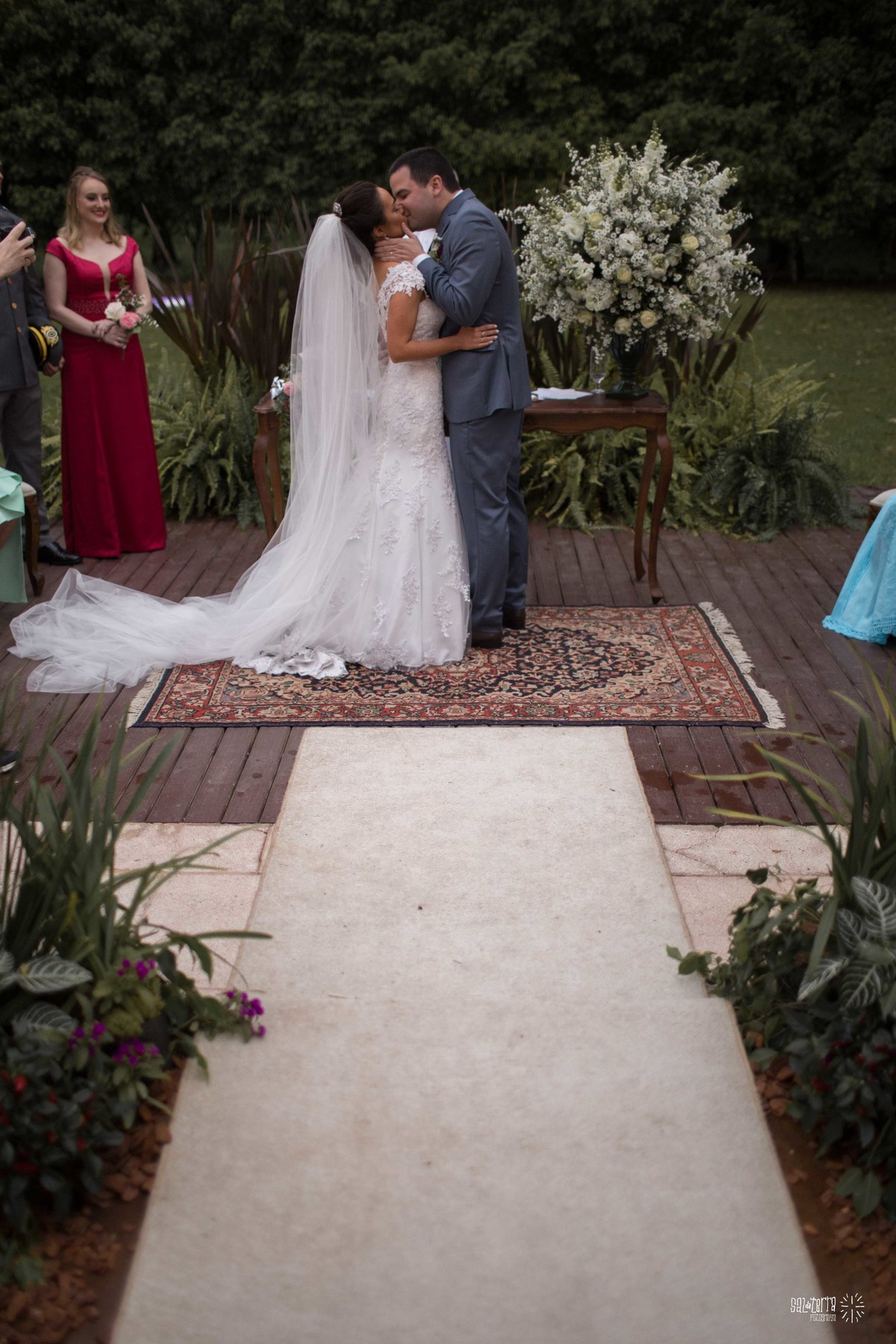 casamento ao ar livre villa antonietta sem padra cadeiras sortidas decoraçao bruna franzem fotografo de casamento porto alegre rs vestido noiva atelie ammor plano b com luzinhas e toldo