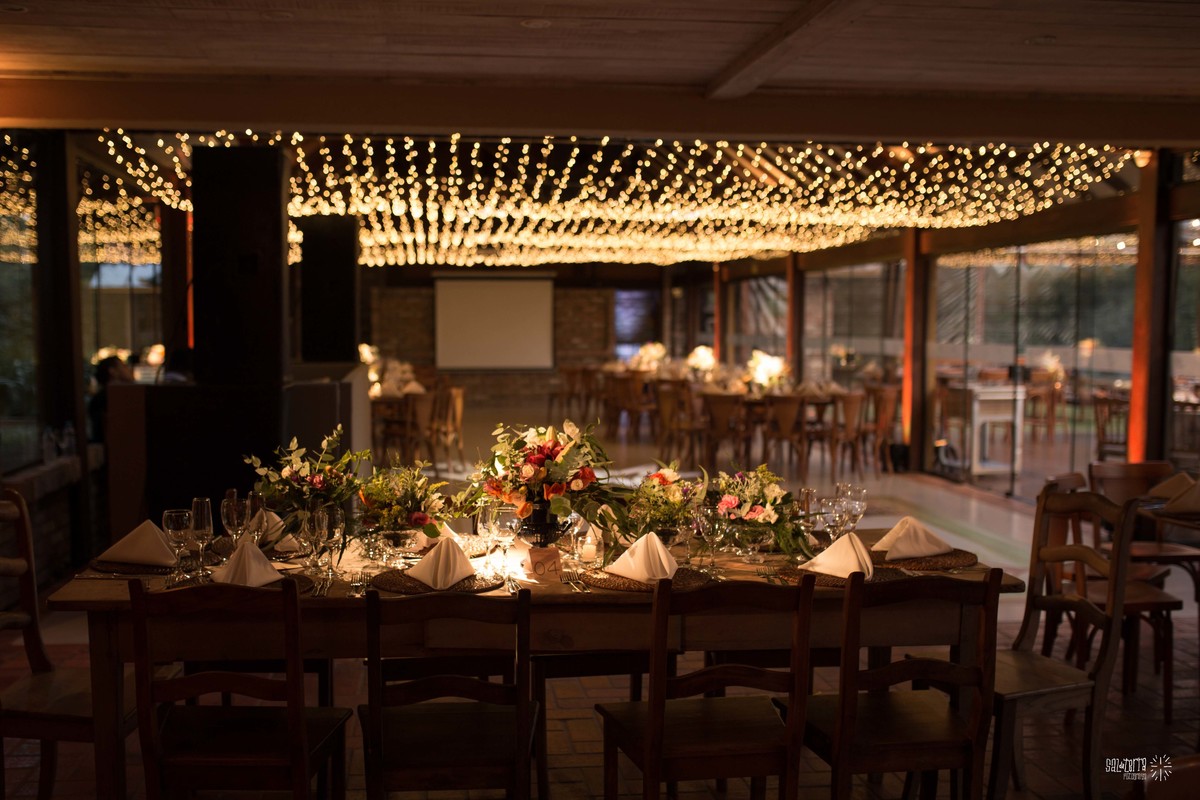 casamento ao ar livre em baixo da figueira alto da capela porto alegre entrada da noiva vestido marco tarrago traje franzn alfaiataria decoracao cor de perola varau de luzinhas em baixo da figueira love luminoso fotografo de casamento no brasil