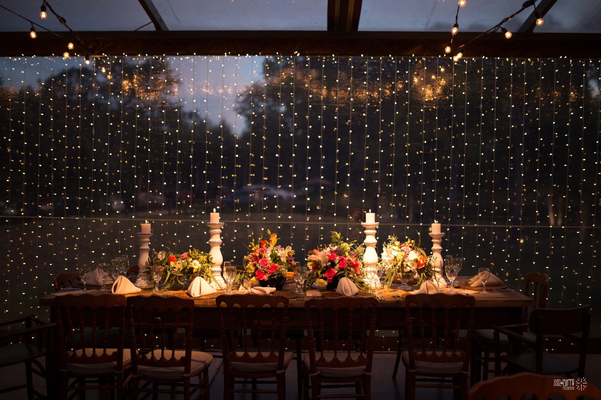 casamento ao ar livre em baixo da figueira alto da capela porto alegre entrada da noiva vestido marco tarrago traje franzn alfaiataria decoracao cor de perola varau de luzinhas em baixo da figueira love luminoso fotografo de casamento no brasil