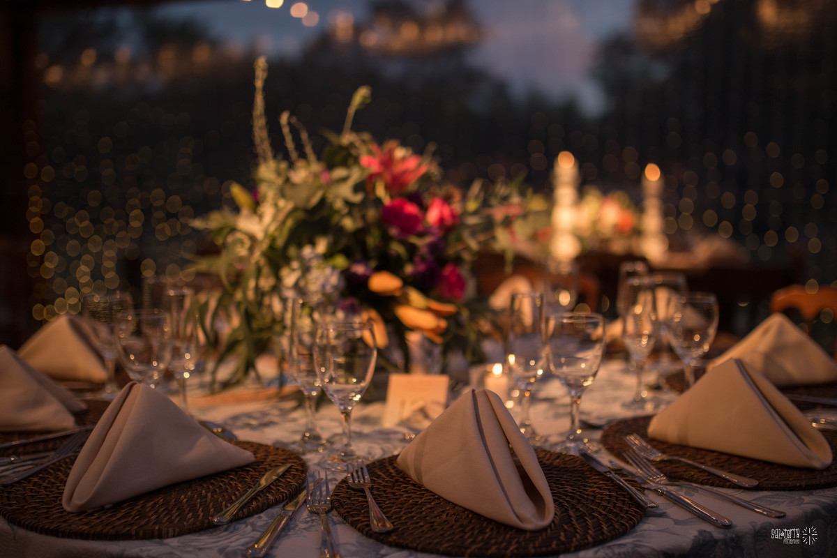 casamento ao ar livre em baixo da figueira alto da capela porto alegre entrada da noiva vestido marco tarrago traje franzn alfaiataria decoracao cor de perola varau de luzinhas em baixo da figueira love luminoso fotografo de casamento no brasil