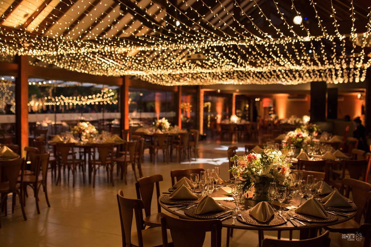 casamento ao ar livre em baixo da figueira alto da capela porto alegre entrada da noiva vestido marco tarrago traje franzn alfaiataria decoracao cor de perola varau de luzinhas em baixo da figueira love luminoso fotografo de casamento no brasil