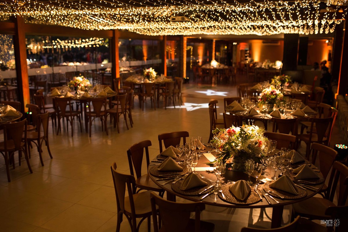 casamento ao ar livre em baixo da figueira alto da capela porto alegre entrada da noiva vestido marco tarrago traje franzn alfaiataria decoracao cor de perola varau de luzinhas em baixo da figueira love luminoso fotografo de casamento no brasil