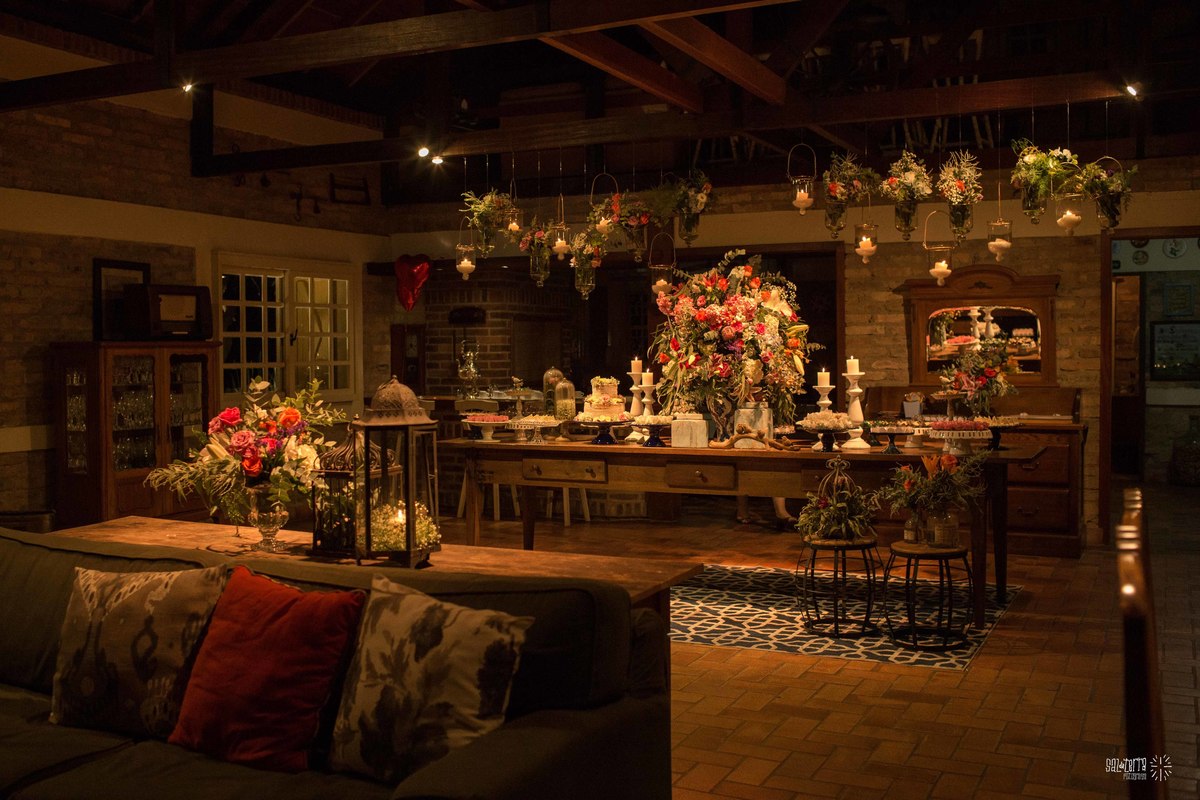 casamento ao ar livre em baixo da figueira alto da capela porto alegre entrada da noiva vestido marco tarrago traje franzn alfaiataria decoracao cor de perola varau de luzinhas em baixo da figueira love luminoso fotografo de casamento no brasil