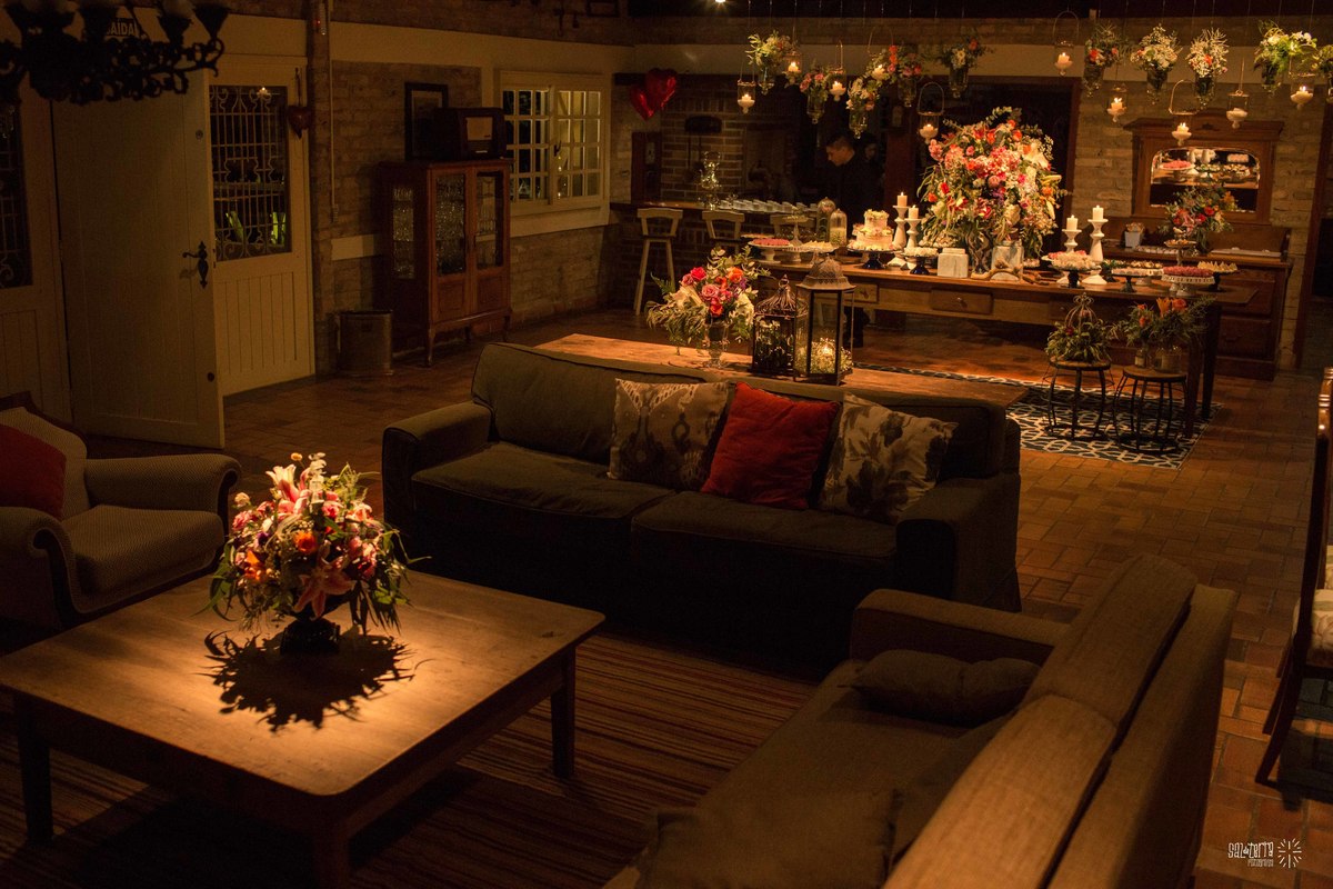 casamento ao ar livre em baixo da figueira alto da capela porto alegre entrada da noiva vestido marco tarrago traje franzn alfaiataria decoracao cor de perola varau de luzinhas em baixo da figueira love luminoso fotografo de casamento no brasil