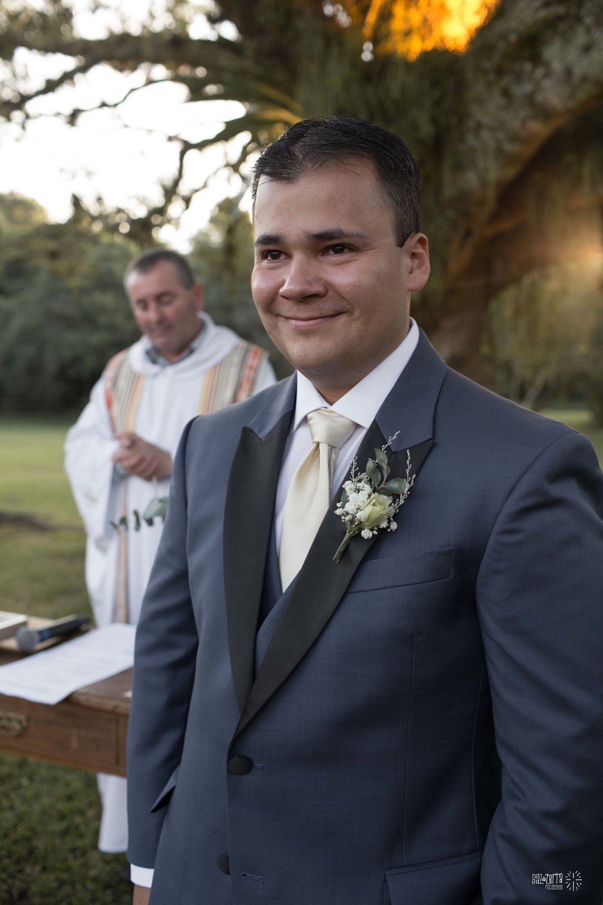 casamento ao ar livre em baixo da figueira alto da capela porto alegre entrada da noiva vestido marco tarrago traje franzn alfaiataria decoracao cor de perola fotografo de casamento no brasil
