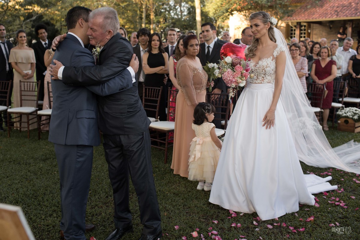 casamento ao ar livre em baixo da figueira alto da capela porto alegre entrada da noiva vestido marco tarrago traje franzn alfaiataria decoracao cor de perola fotografo de casamento no brasil