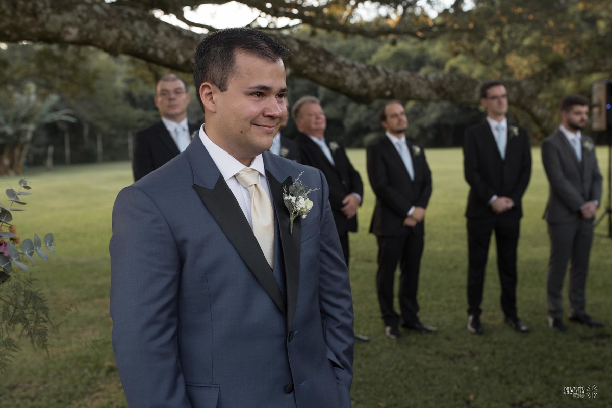 casamento ao ar livre em baixo da figueira alto da capela porto alegre entrada da noiva vestido marco tarrago traje franzn alfaiataria decoracao cor de perola fotografo de casamento no brasil