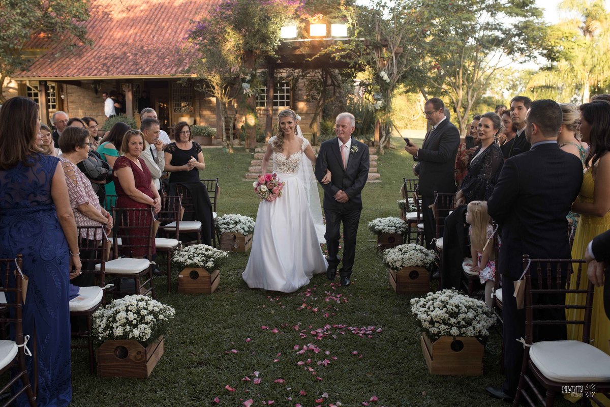 casamento ao ar livre em baixo da figueira alto da capela porto alegre entrada da noiva vestido marco tarrago traje franzn alfaiataria decoracao cor de perola fotografo de casamento no brasil