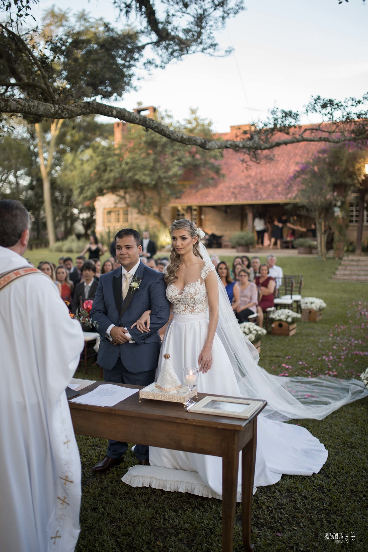 casamento ao ar livre em baixo da figueira alto da capela porto alegre entrada da noiva vestido marco tarrago traje franzn alfaiataria decoracao cor de perola fotografo de casamento no brasil