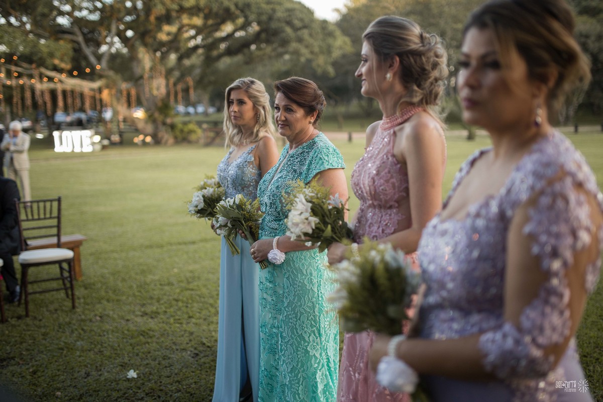 casamento ao ar livre em baixo da figueira alto da capela porto alegre entrada da noiva vestido marco tarrago traje franzn alfaiataria decoracao cor de perola fotografo de casamento no brasil