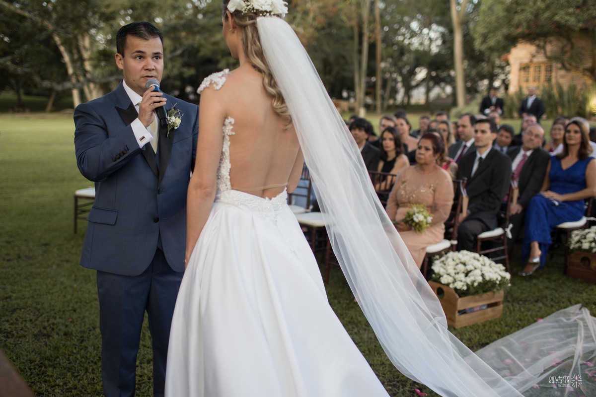 casamento ao ar livre em baixo da figueira alto da capela porto alegre entrada da noiva vestido marco tarrago traje franzn alfaiataria decoracao cor de perola fotografo de casamento no brasil