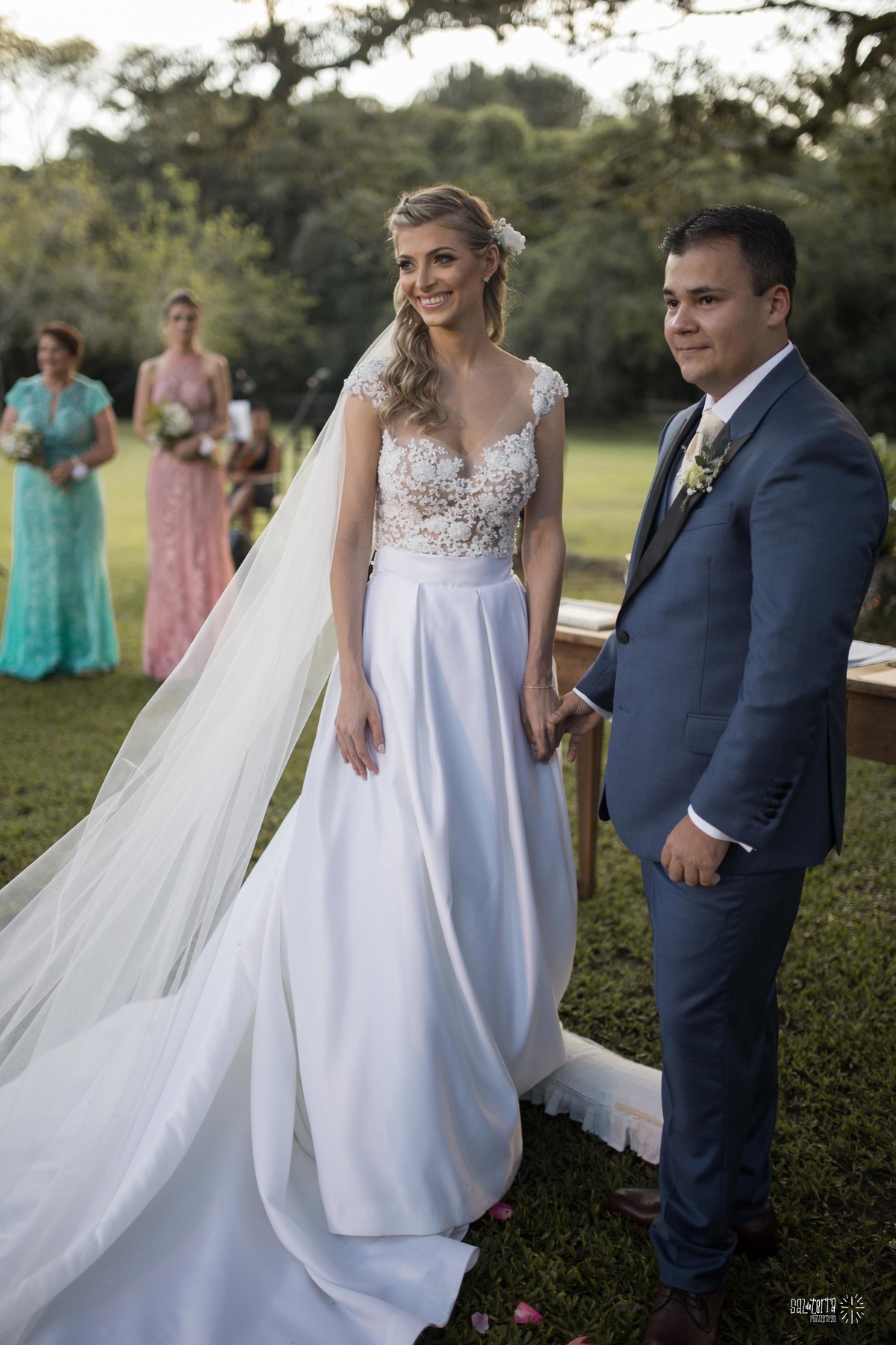 casamento ao ar livre em baixo da figueira alto da capela porto alegre entrada da noiva vestido marco tarrago traje franzn alfaiataria decoracao cor de perola fotografo de casamento no brasil