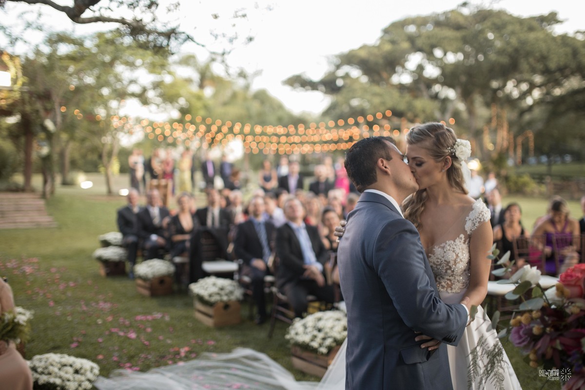 casamento ao ar livre em baixo da figueira alto da capela porto alegre entrada da noiva vestido marco tarrago traje franzn alfaiataria decoracao cor de perola fotografo de casamento no brasil