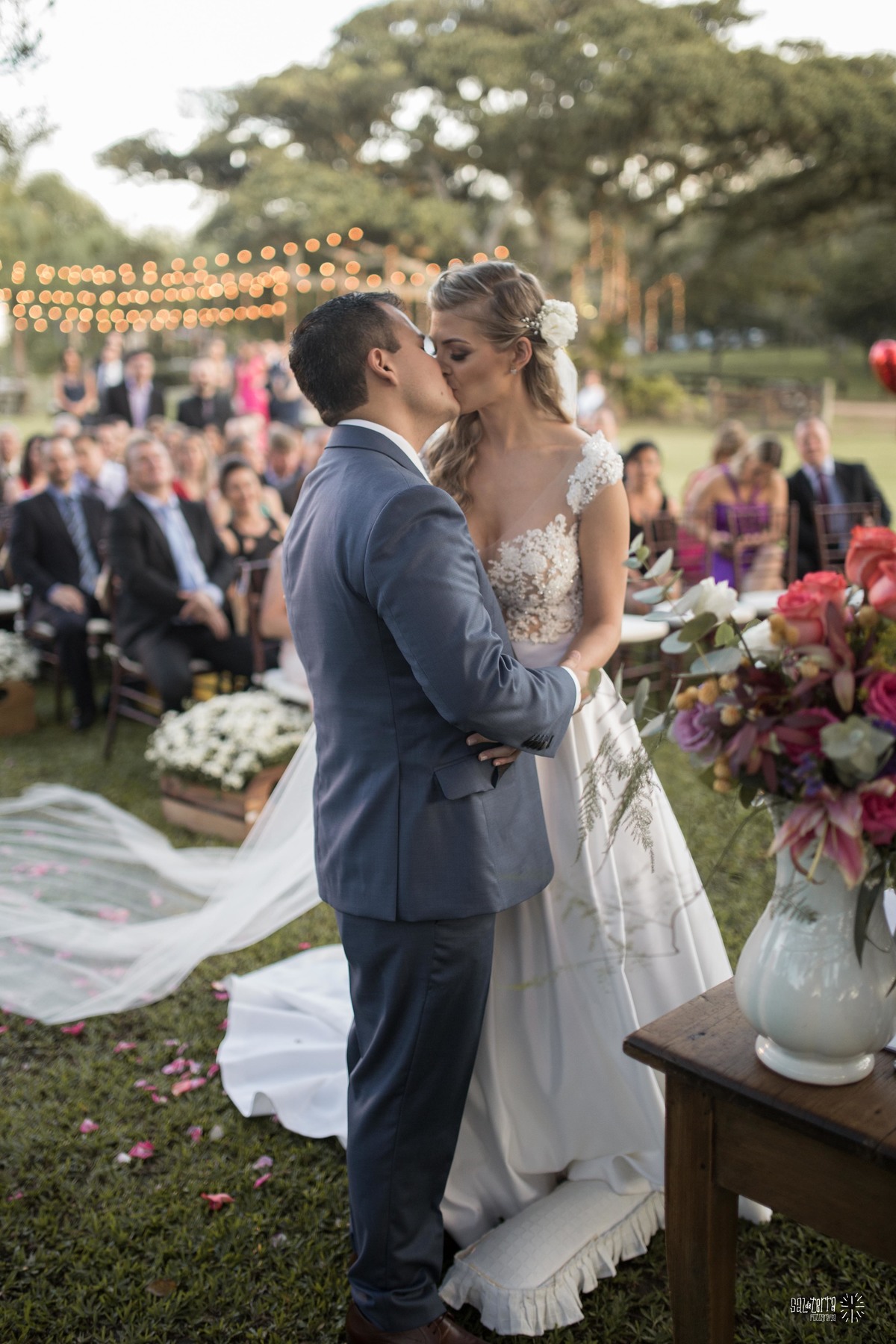 casamento ao ar livre em baixo da figueira alto da capela porto alegre entrada da noiva vestido marco tarrago traje franzn alfaiataria decoracao cor de perola fotografo de casamento no brasil