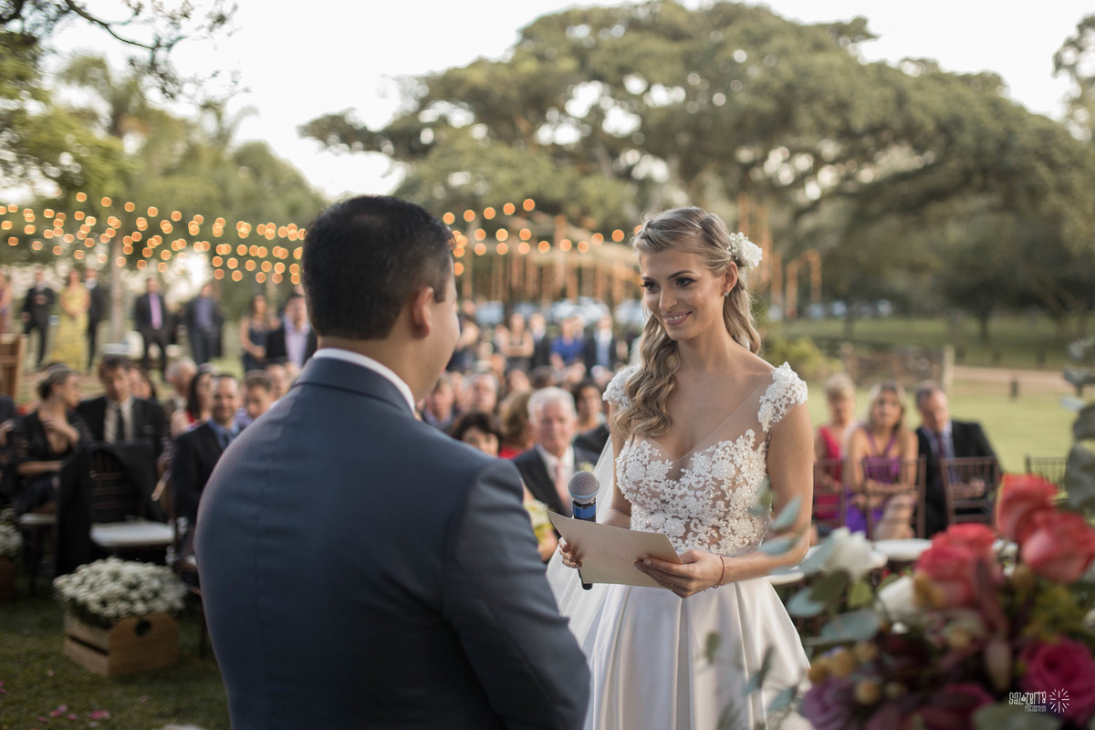casamento ao ar livre em baixo da figueira alto da capela porto alegre entrada da noiva vestido marco tarrago traje franzn alfaiataria decoracao cor de perola fotografo de casamento no brasil
