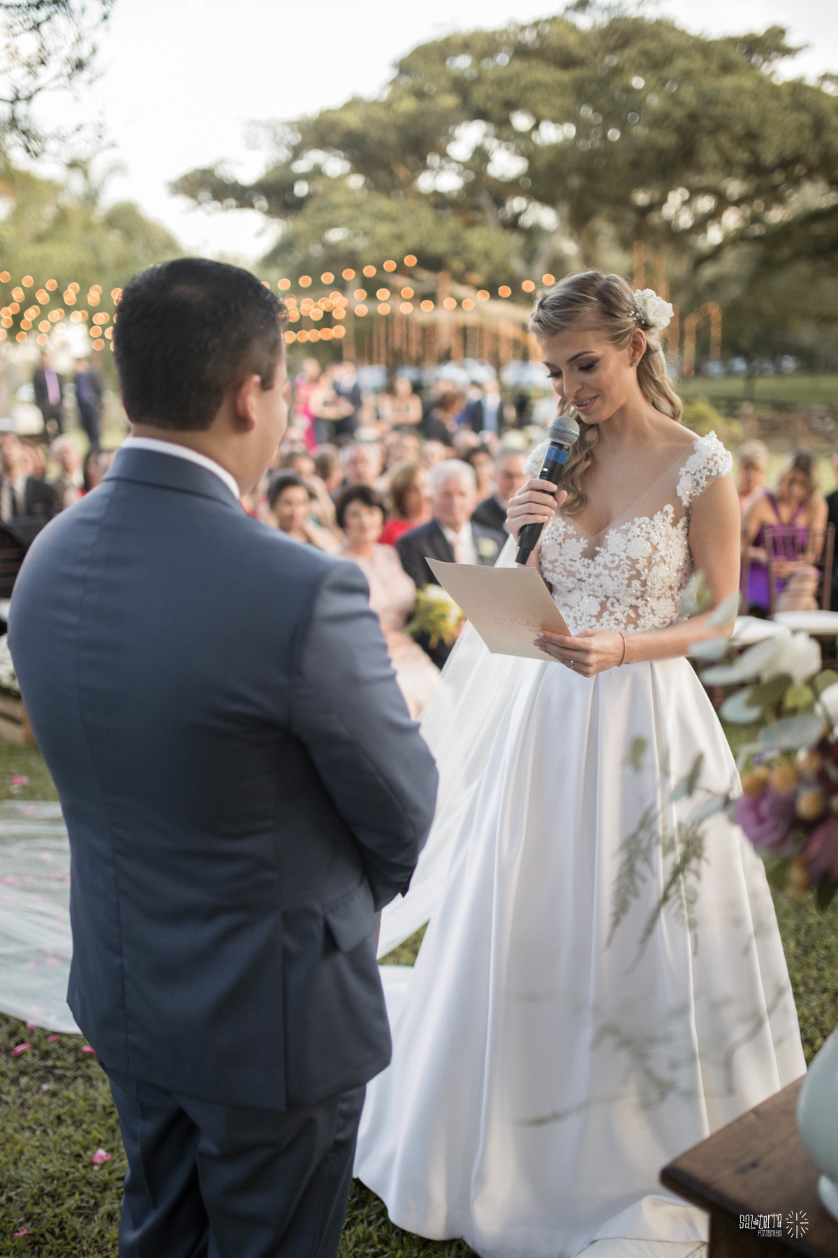 casamento ao ar livre em baixo da figueira alto da capela porto alegre entrada da noiva vestido marco tarrago traje franzn alfaiataria decoracao cor de perola fotografo de casamento no brasil