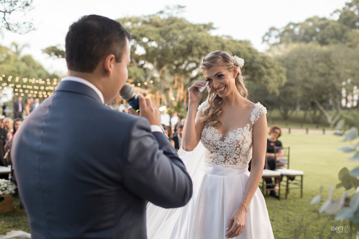 casamento ao ar livre em baixo da figueira alto da capela porto alegre entrada da noiva vestido marco tarrago traje franzn alfaiataria decoracao cor de perola fotografo de casamento no brasil