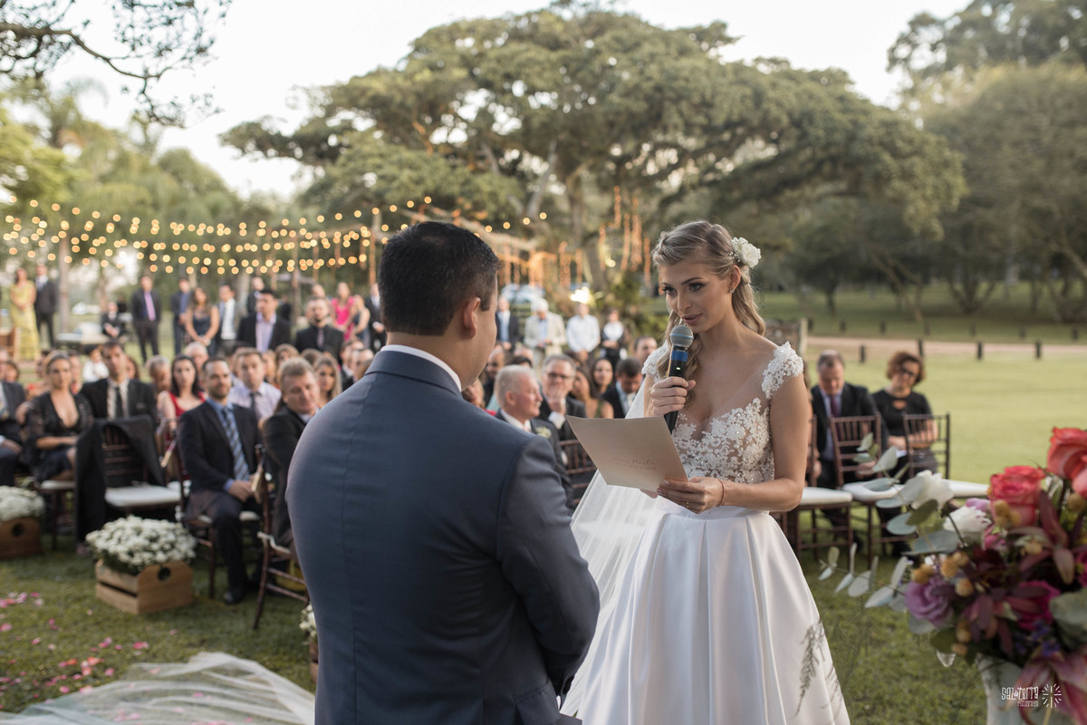 casamento ao ar livre em baixo da figueira alto da capela porto alegre entrada da noiva vestido marco tarrago traje franzn alfaiataria decoracao cor de perola fotografo de casamento no brasil