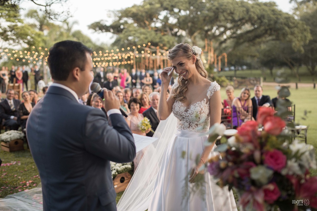 casamento ao ar livre em baixo da figueira alto da capela porto alegre entrada da noiva vestido marco tarrago traje franzn alfaiataria decoracao cor de perola fotografo de casamento no brasil