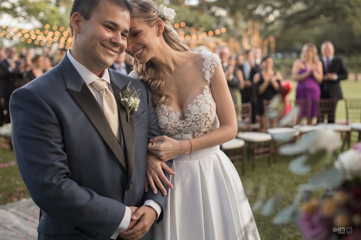 casamento ao ar livre em baixo da figueira alto da capela porto alegre entrada da noiva vestido marco tarrago traje franzn alfaiataria decoracao cor de perola fotografo de casamento no brasil