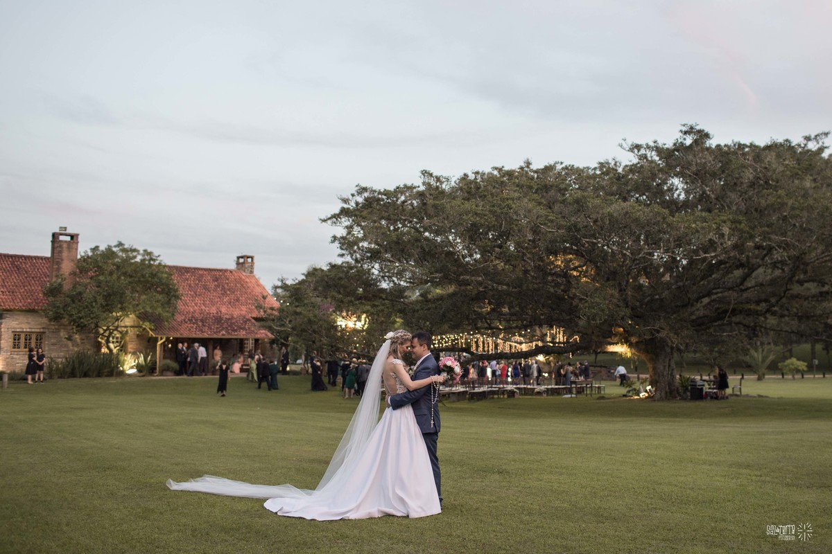 casamento ao ar livre em baixo da figueira alto da capela porto alegre entrada da noiva vestido marco tarrago traje franzn alfaiataria decoracao cor de perola fotografo de casamento no brasil