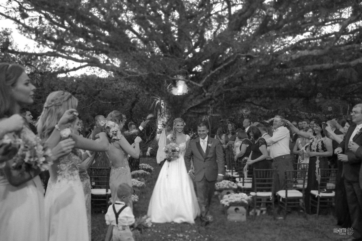 casamento ao ar livre em baixo da figueira alto da capela porto alegre entrada da noiva vestido marco tarrago traje franzn alfaiataria decoracao cor de perola fotografo de casamento no brasil