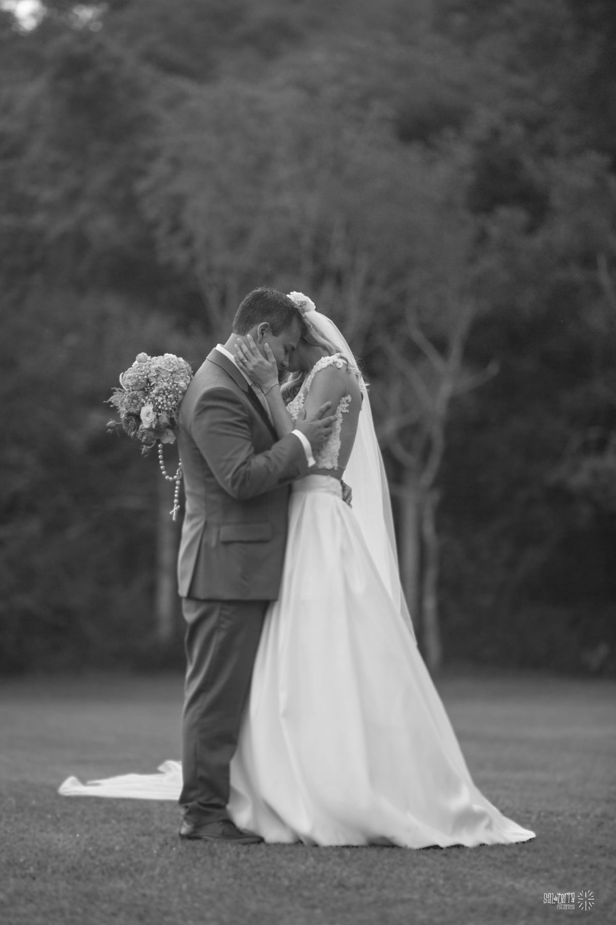 casamento ao ar livre em baixo da figueira alto da capela porto alegre entrada da noiva vestido marco tarrago traje franzn alfaiataria decoracao cor de perola fotografo de casamento no brasil