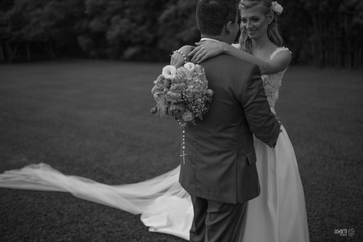 casamento ao ar livre em baixo da figueira alto da capela porto alegre entrada da noiva vestido marco tarrago traje franzn alfaiataria decoracao cor de perola fotografo de casamento no brasil