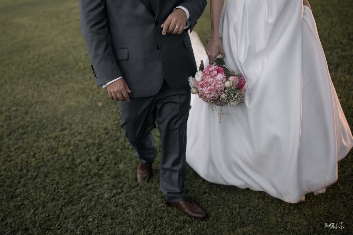 casamento ao ar livre em baixo da figueira alto da capela porto alegre entrada da noiva vestido marco tarrago traje franzn alfaiataria decoracao cor de perola fotografo de casamento no brasil