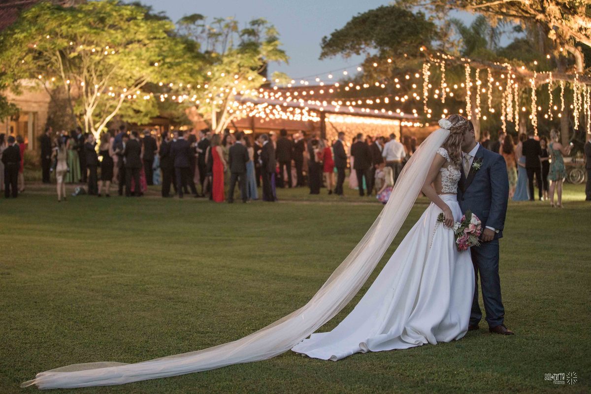 casamento ao ar livre em baixo da figueira alto da capela porto alegre entrada da noiva vestido marco tarrago traje franzn alfaiataria decoracao cor de perola fotografo de casamento no brasil