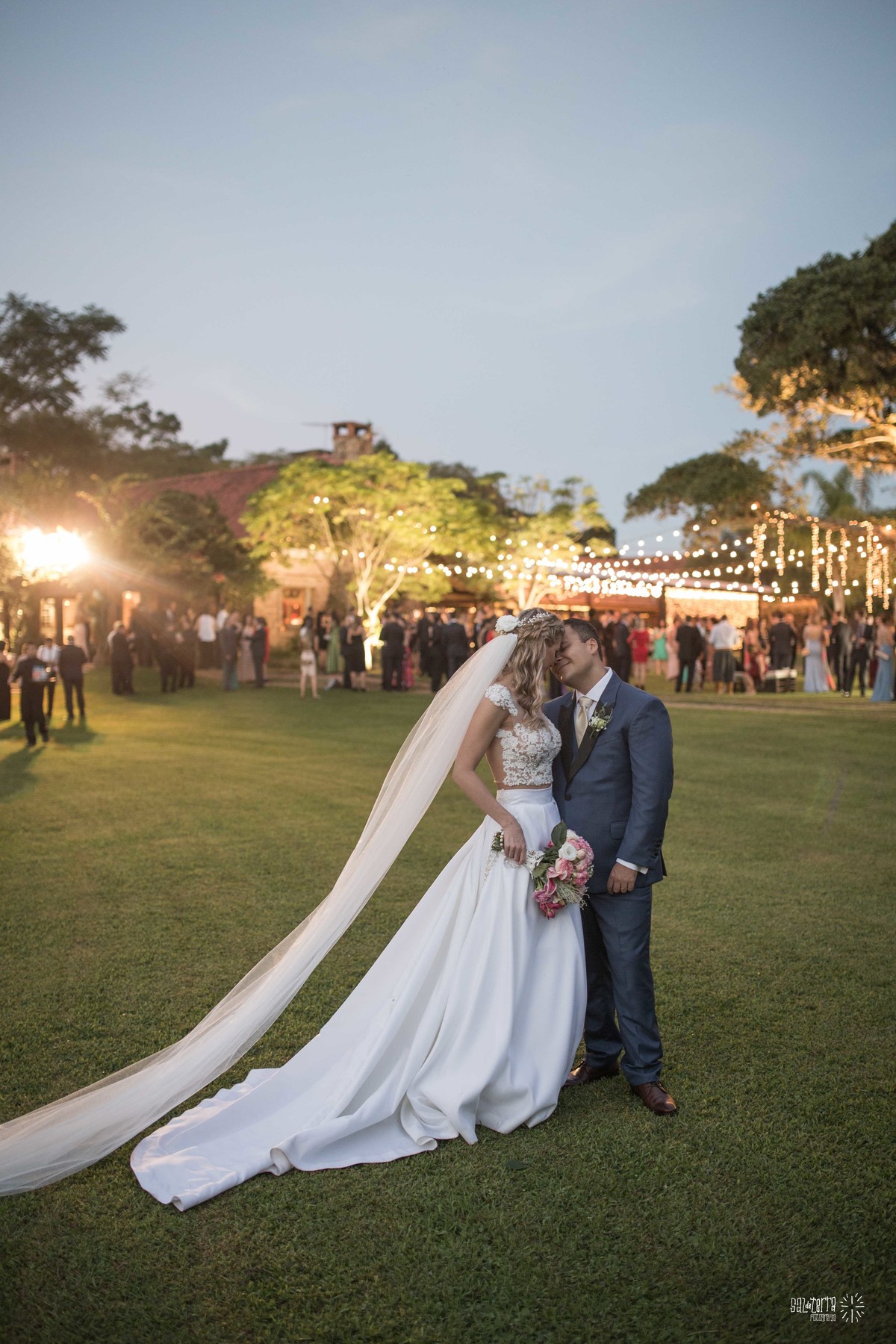 casamento ao ar livre em baixo da figueira alto da capela porto alegre entrada da noiva vestido marco tarrago traje franzn alfaiataria decoracao cor de perola fotografo de casamento no brasil
