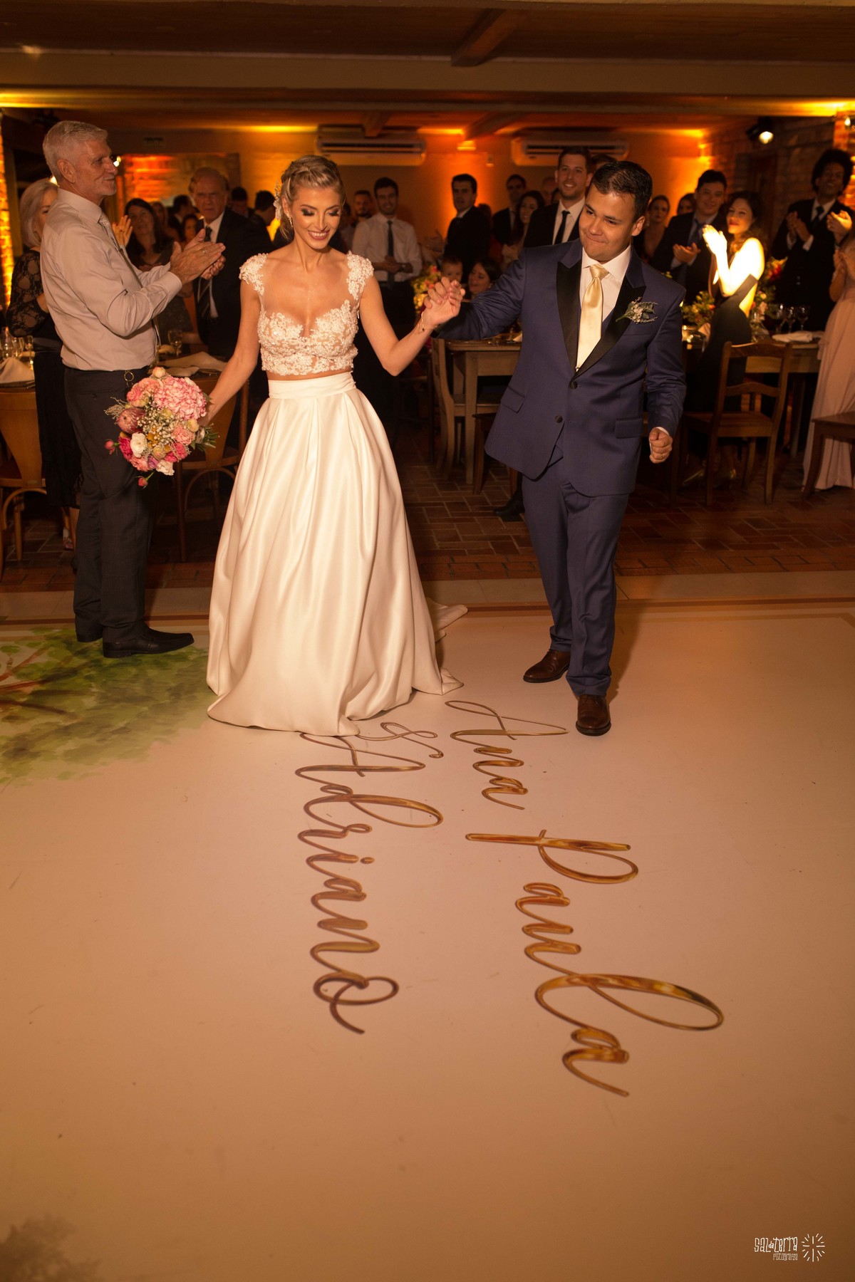 casamento ao ar livre em baixo da figueira alto da capela porto alegre entrada da noiva vestido marco tarrago traje franzn alfaiataria decoracao cor de perola varau de luzinhas em baixo da figueira love luminoso fotografo de casamento no brasil