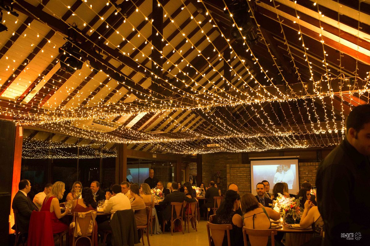 casamento ao ar livre em baixo da figueira alto da capela porto alegre entrada da noiva vestido marco tarrago traje franzn alfaiataria decoracao cor de perola varau de luzinhas em baixo da figueira love luminoso fotografo de casamento no brasil