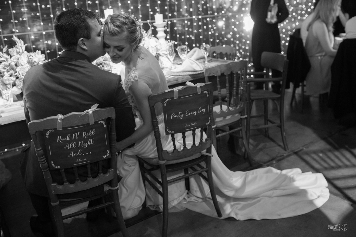 casamento ao ar livre em baixo da figueira alto da capela porto alegre entrada da noiva vestido marco tarrago traje franzn alfaiataria decoracao cor de perola varau de luzinhas em baixo da figueira love luminoso fotografo de casamento no brasil