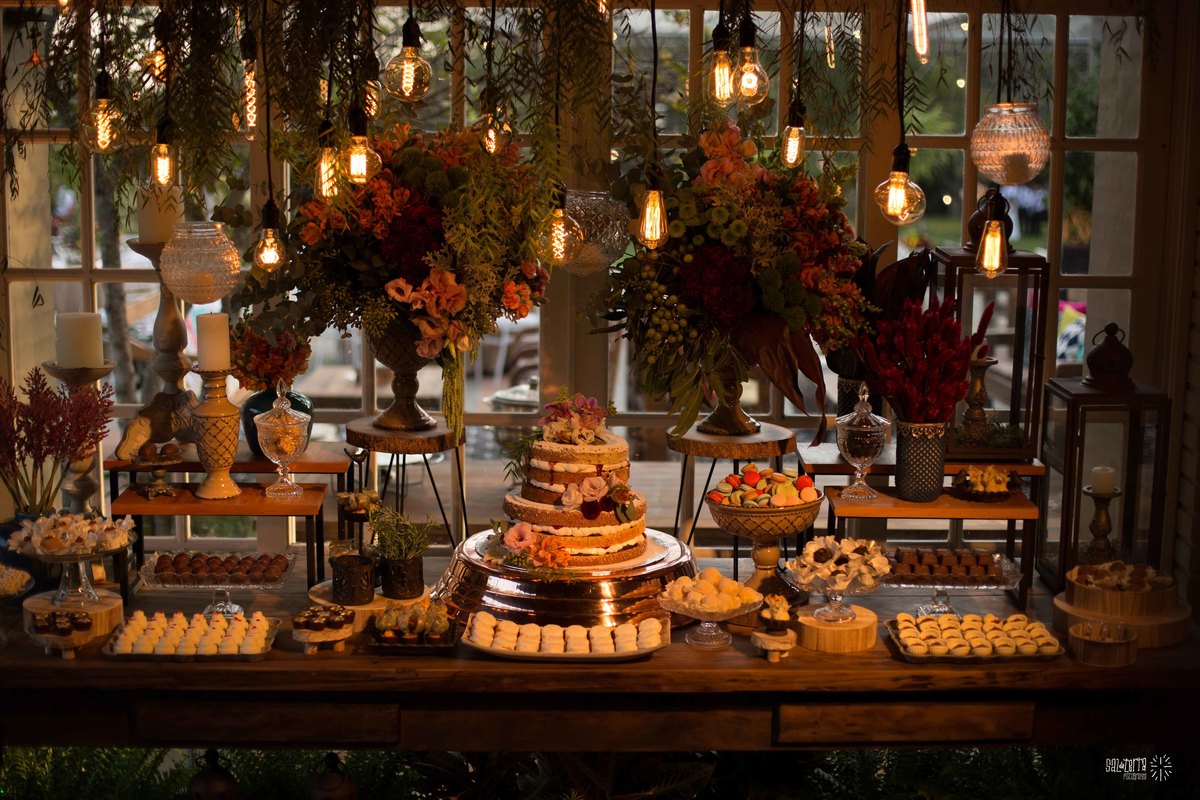 mesa de doces com luzinhas de filamento penduradas omelette eventos elvio sobucki