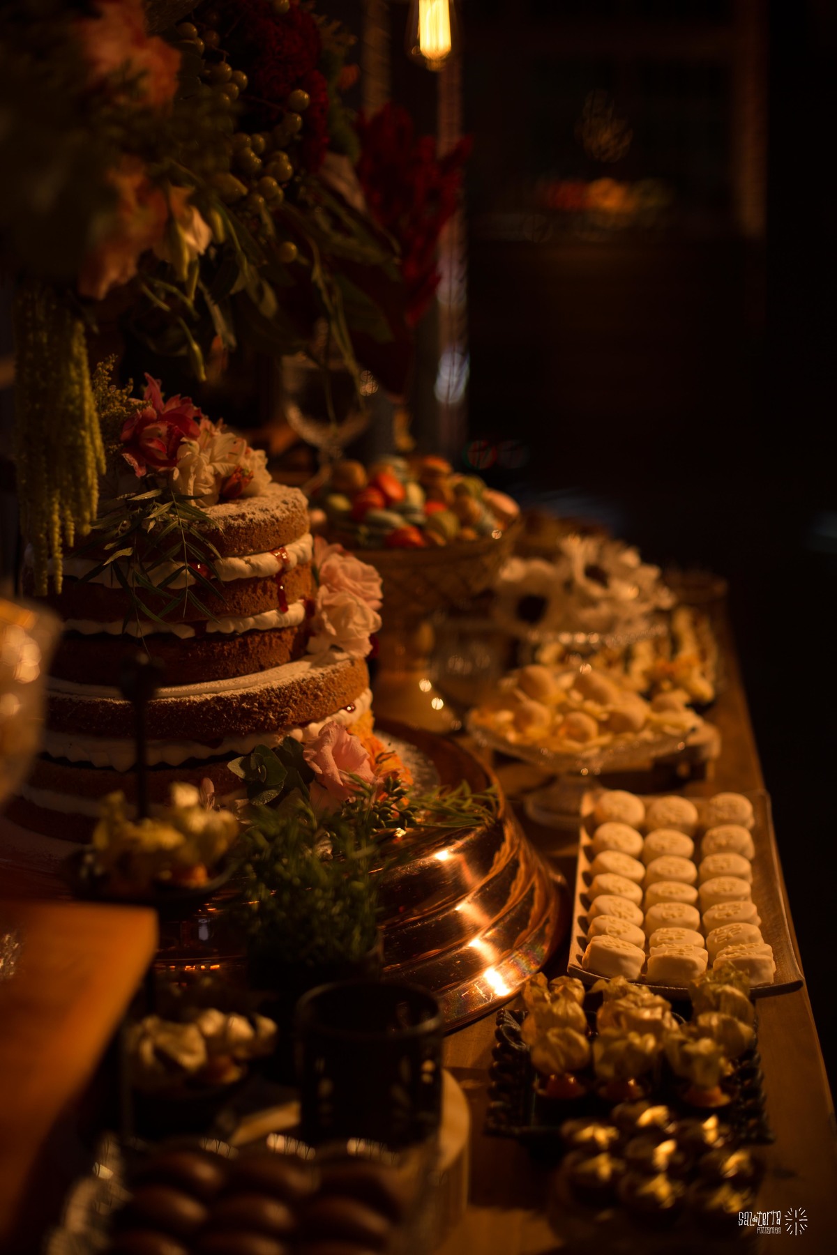 mesa de doces com luzinhas de filamento penduradas omelette eventos elvio sobucki