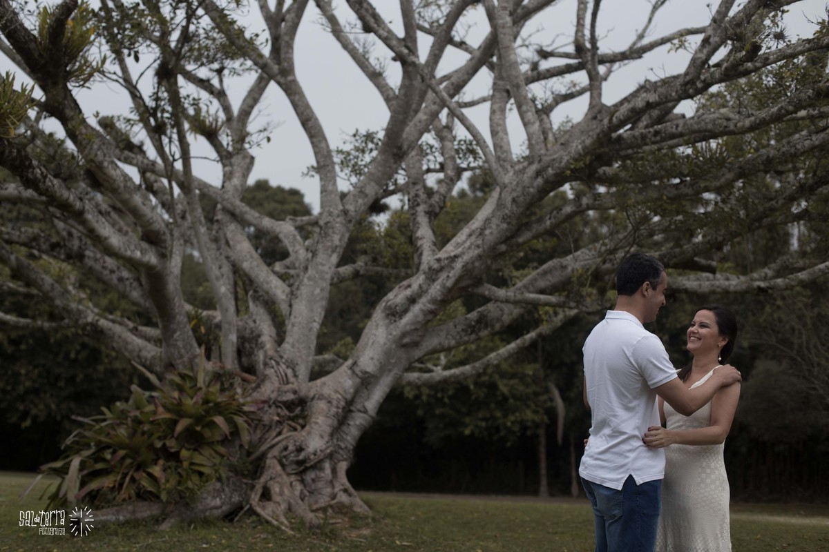 noivos sorrindo na fiqueira ensaio pre casamento vila ventura fotografo de casamento porto alegre rio grande do suk