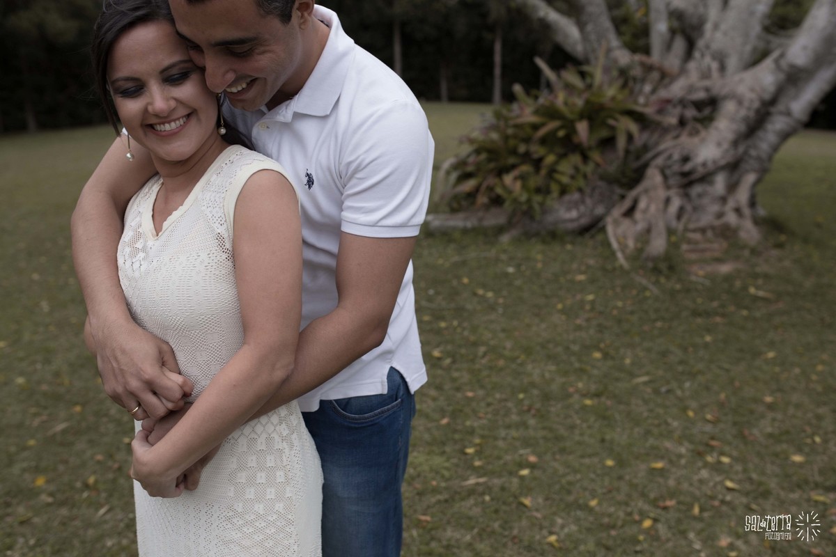 ensaio pre casamento vila ventura viamao fotgrafo de casamento porto alegre noivos abraçados na figueira