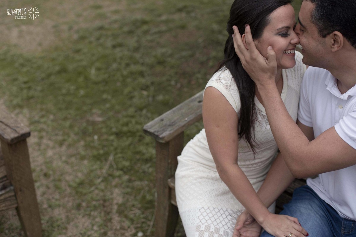 noivos se abraçando no hotel vila ventura viamão fotografo de casamento