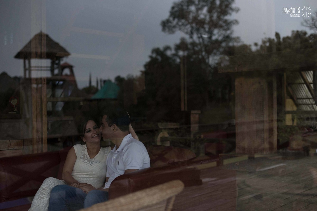 noivos namorando no vila ventura viamao rs fotografia de casamento