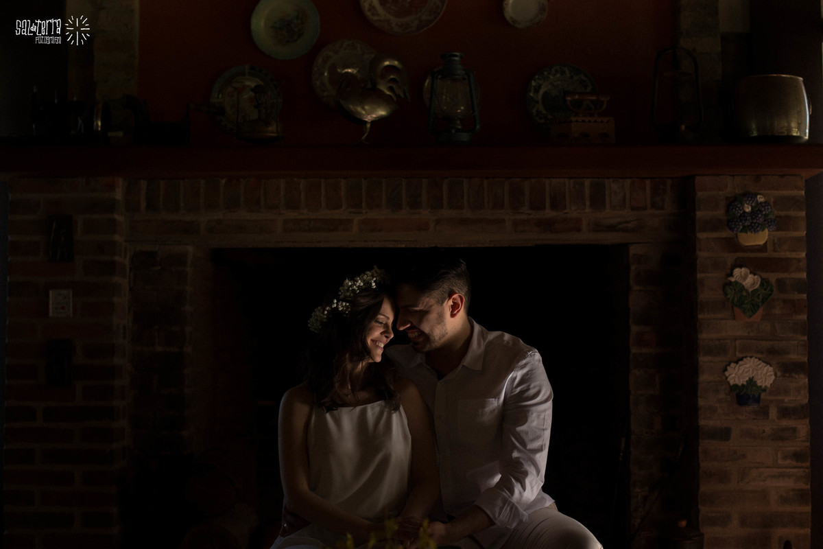 ensaio de noivos dentro da casa alto da capela em porto alegre